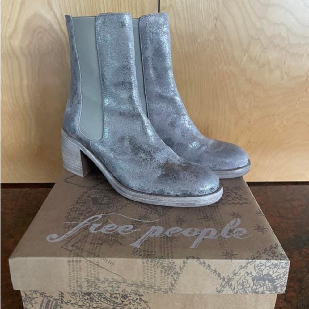 FREE PEOPLE GUNMETAL ESSENTIAL CHELSEA METALLIC BOOTIE 9.5